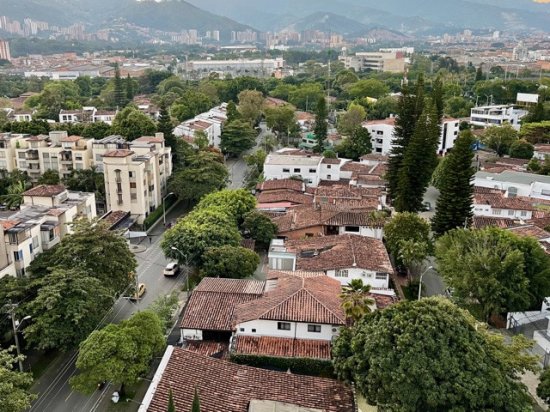 Image Enhancing Urban Sustainability: The Role of Rainwater Harvesting in Medellín's Green Corridors